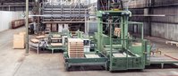Eine Tee-Palettiermaschine in einer Lagerhalle