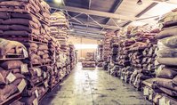 Koffiezakken op pallets in het magazijn in Moskou