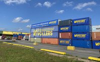 Container, die im Hafen von Hamburg gelagert sind. Auf einem Container ist eine Werbung für unsere Containerlagerung aufgedruckt.