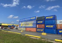 Containers die in de haven van Hamburg zijn opgeslagen. Op één container staat een advertentie voor onze containeropslag.