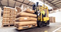 Teesäcke werden durch das Lager transportiert.